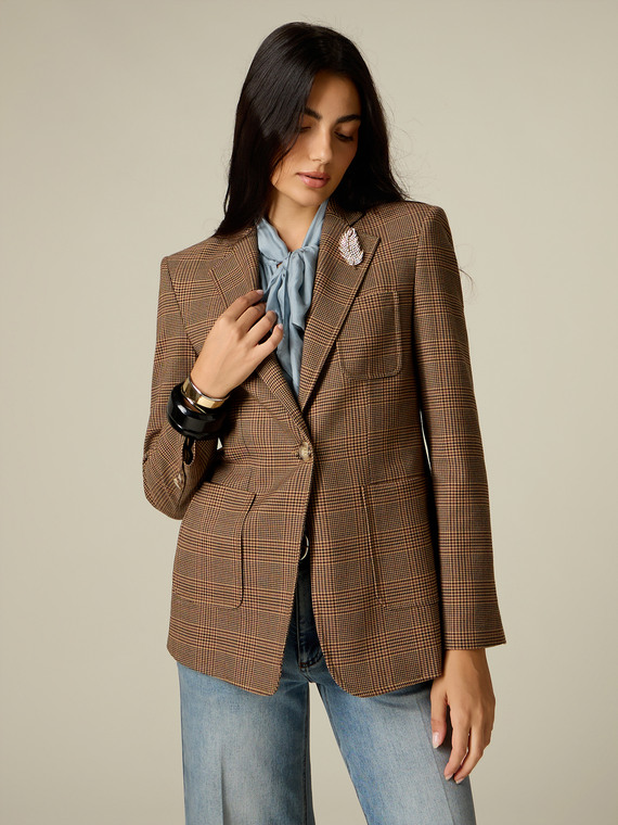 Blazer de cuadros con broche
