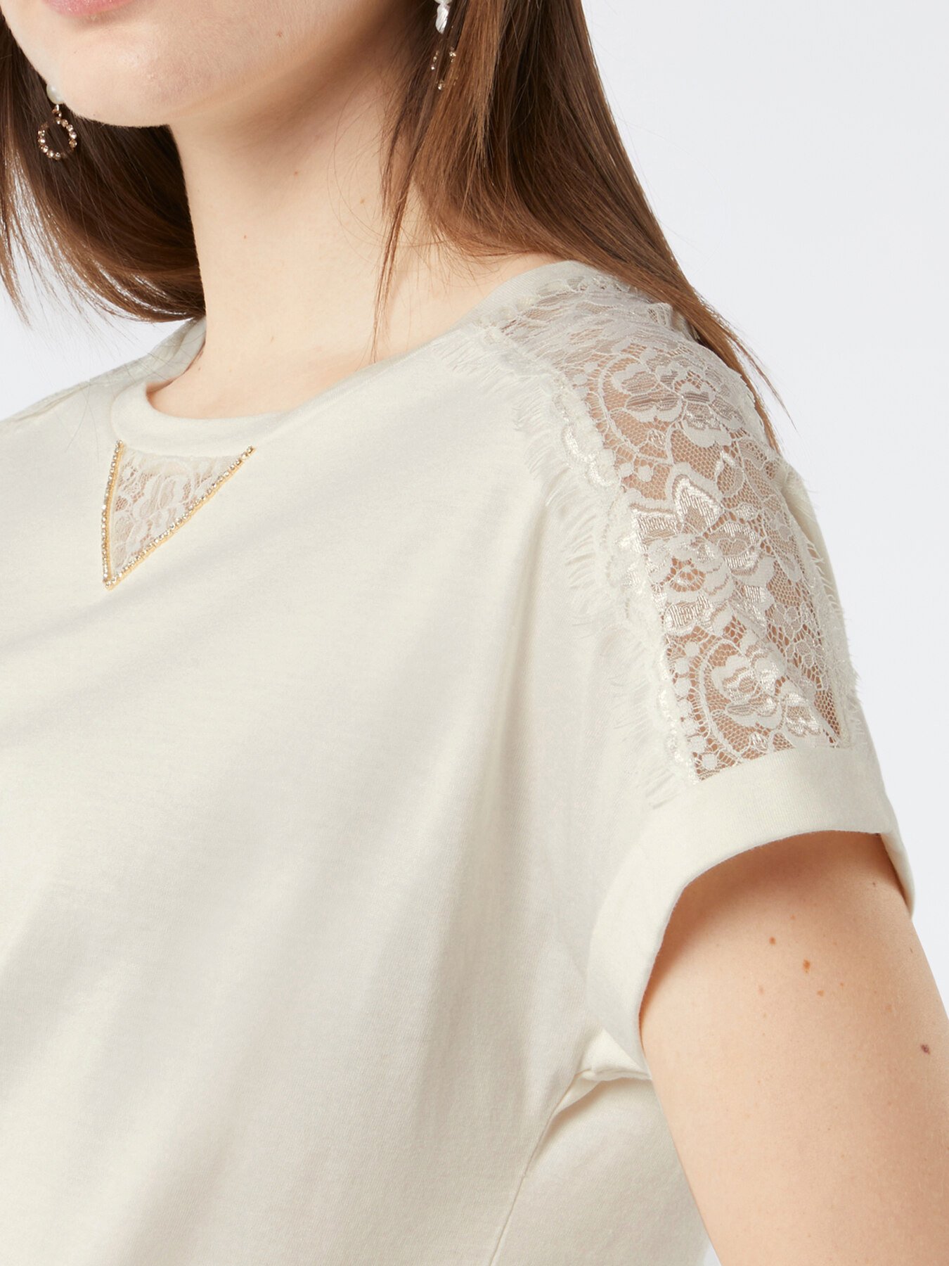 T-shirt con pizzo e strass image number 2