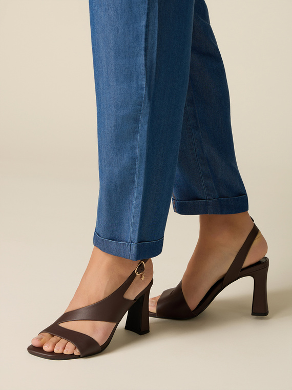 Sandalen mit breitem Absatz und gekreuzten Riemen