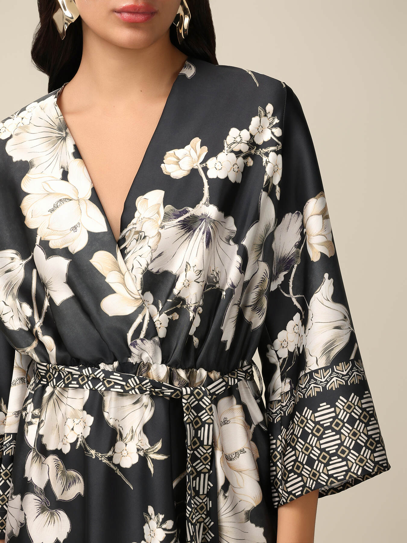 Midi-Kleid aus Satin mit Blumenmuster image number 2