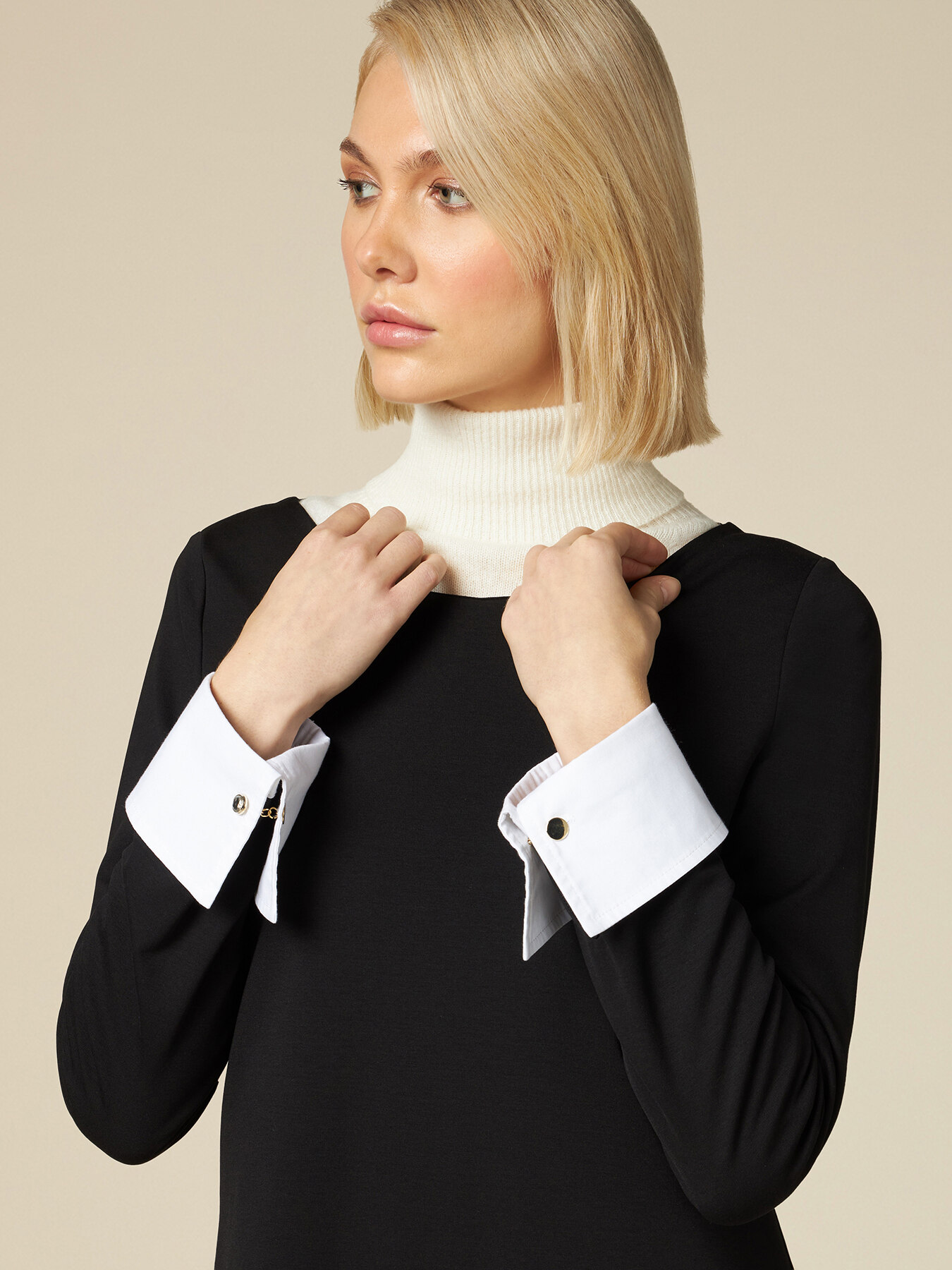 Robe courte avec des poignets contrastants image number 2