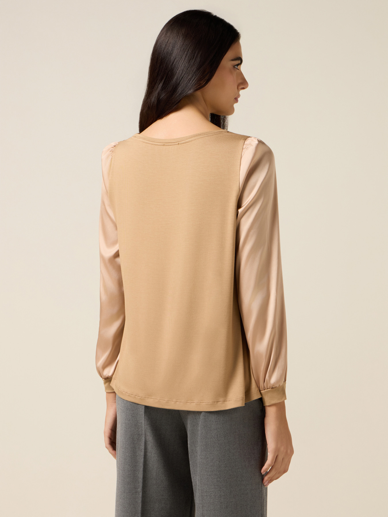 Bimaterial-T-Shirt mit Druck und Applikationen image number 1