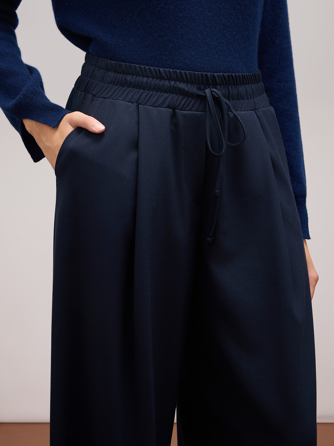 Joggers mit weit geschnittenem Bein image number 3