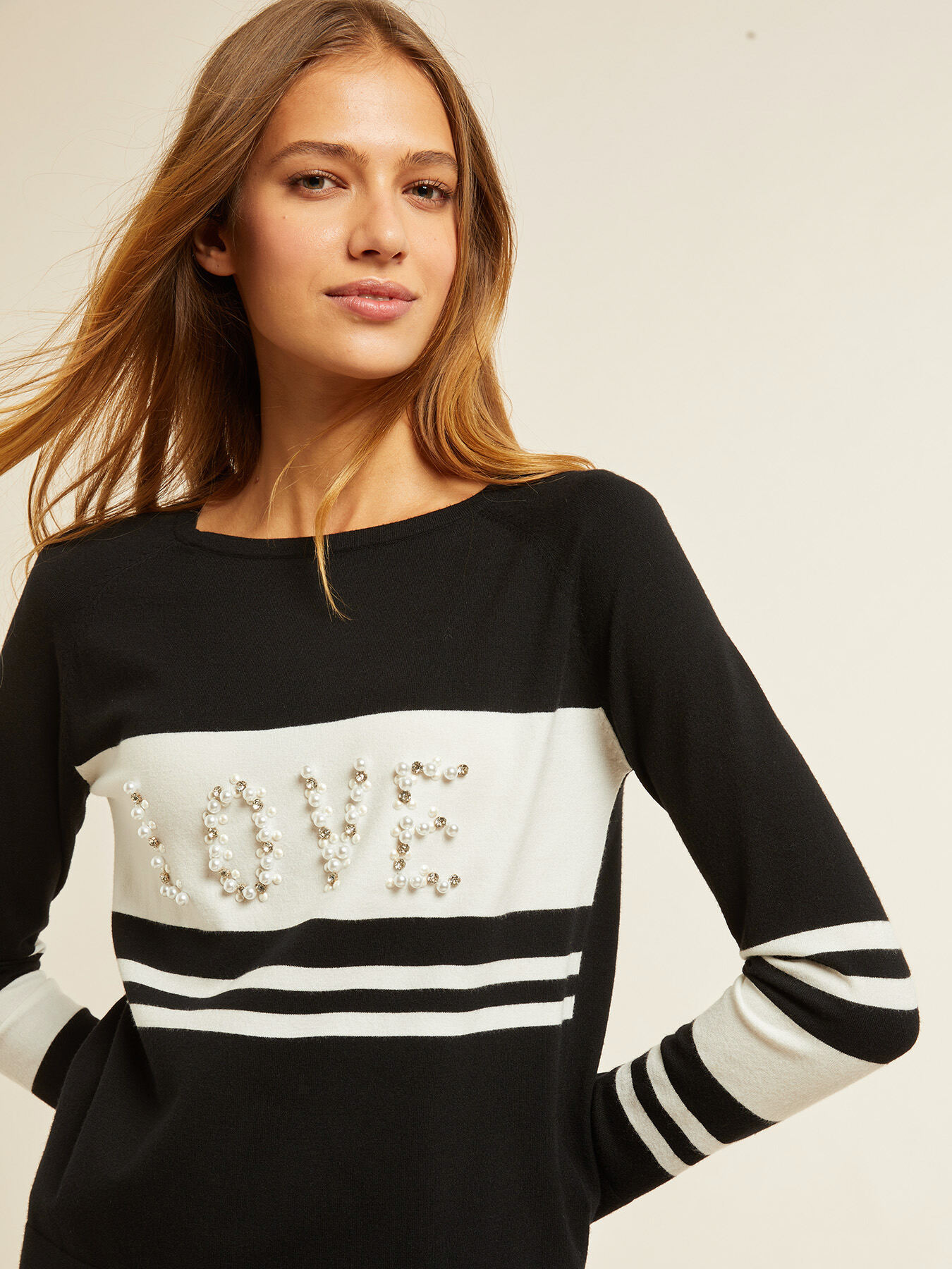 Zweifarbiger Pullover mit Steinen und Perlen image number 0