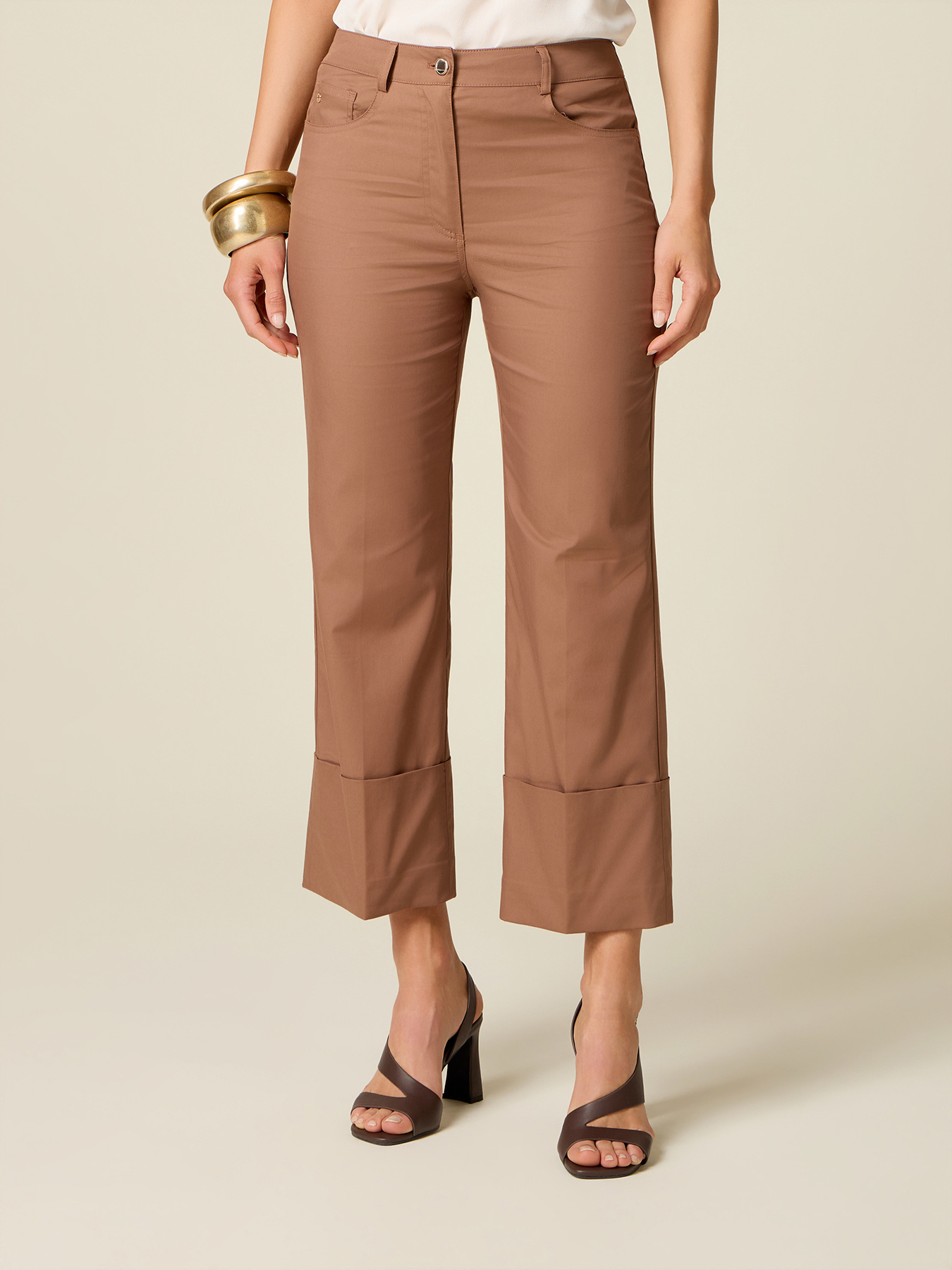 Pantalones cropped con vuelta image number 3