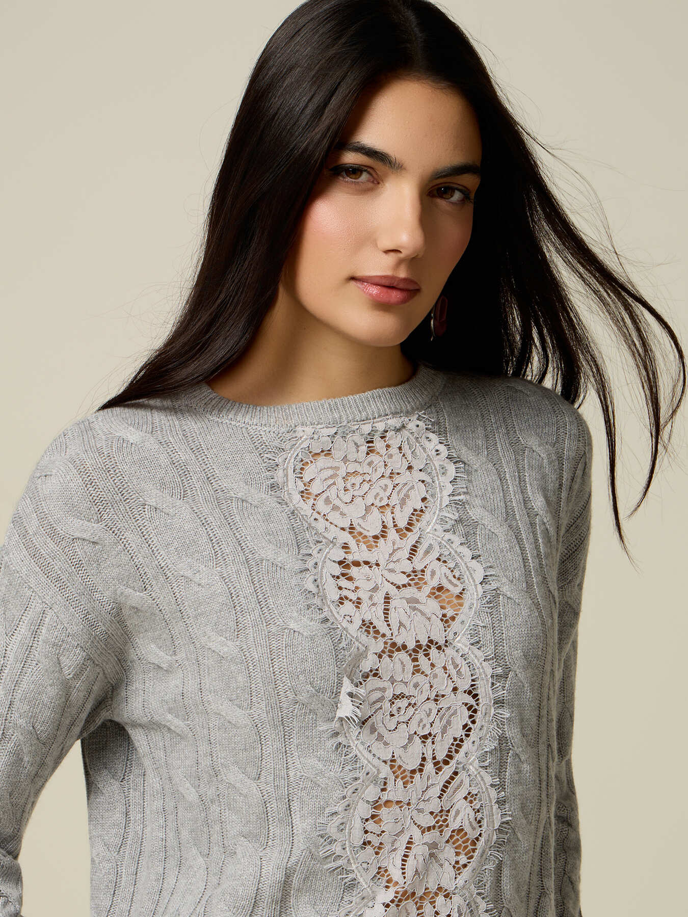 Pullover aus Kaschmirmischung mit Spitzeneinsatz image number 2