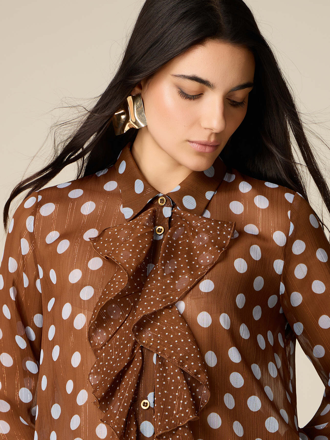 Gepunktete Bluse mit Schleife image number 2