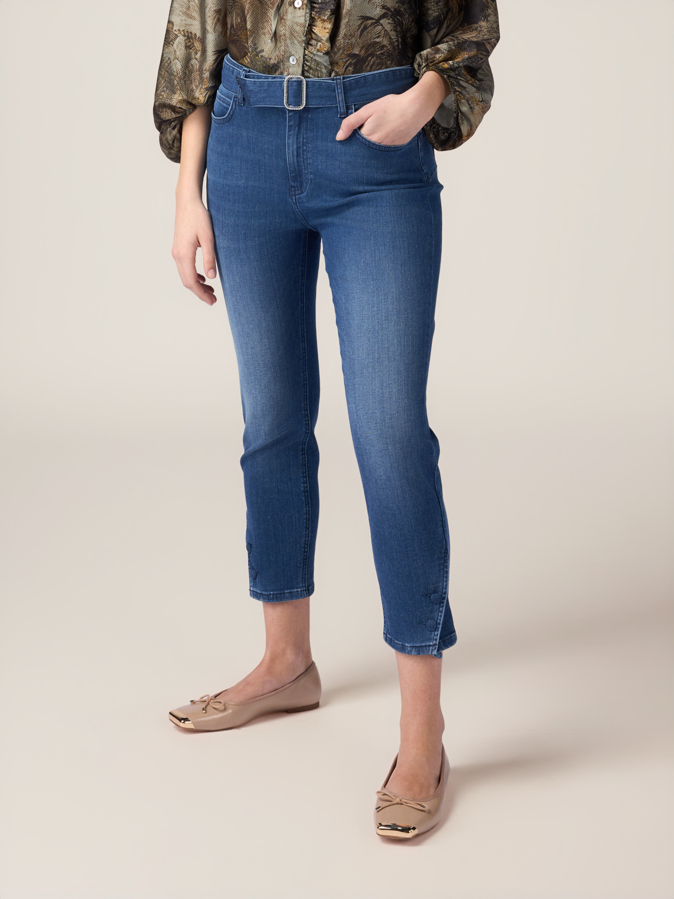 Jeans mit G&uuml;rtel und Schmuckschnalle image number 3