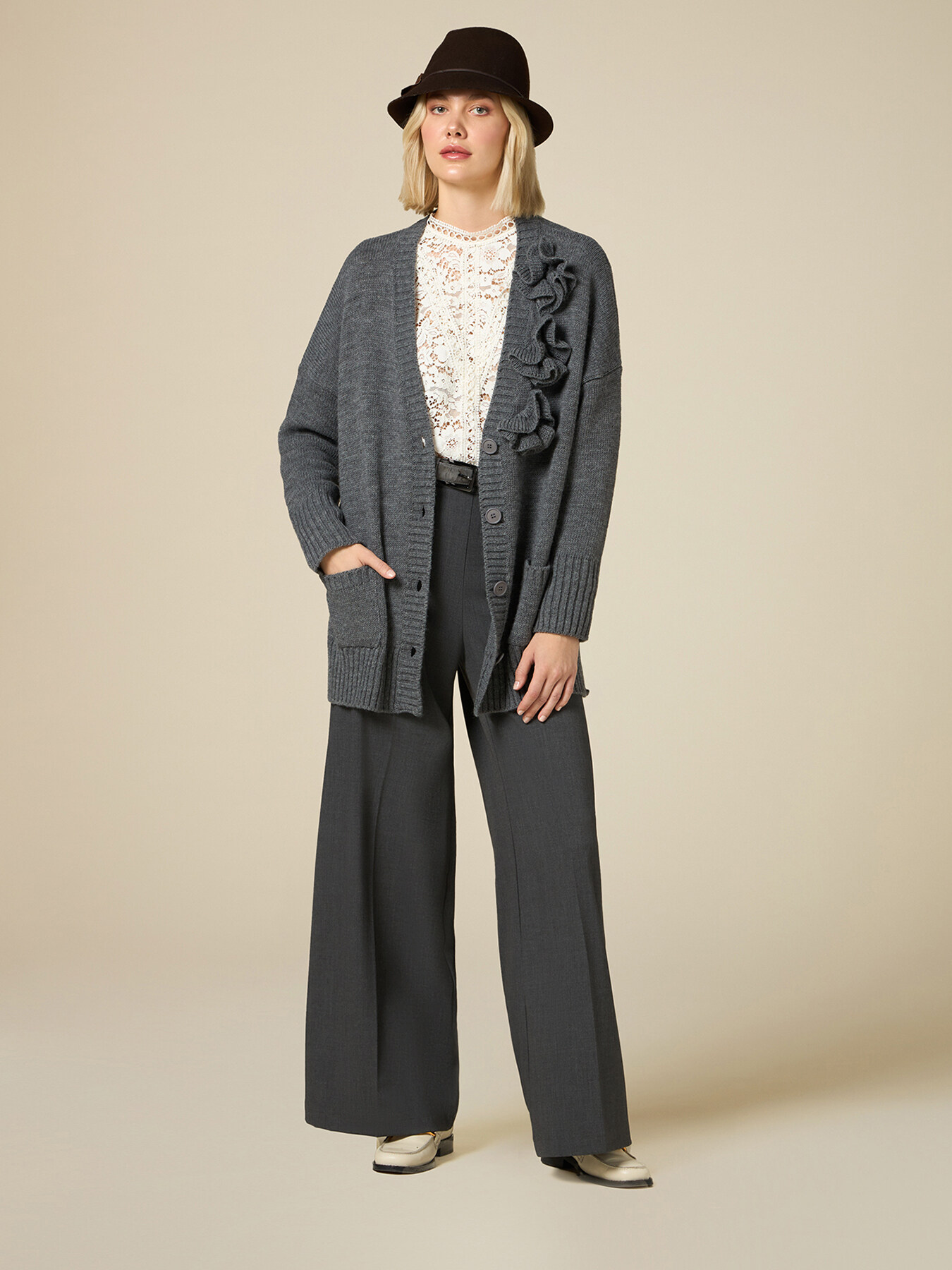 Cardigan large avec fleurs en tricot image number 3