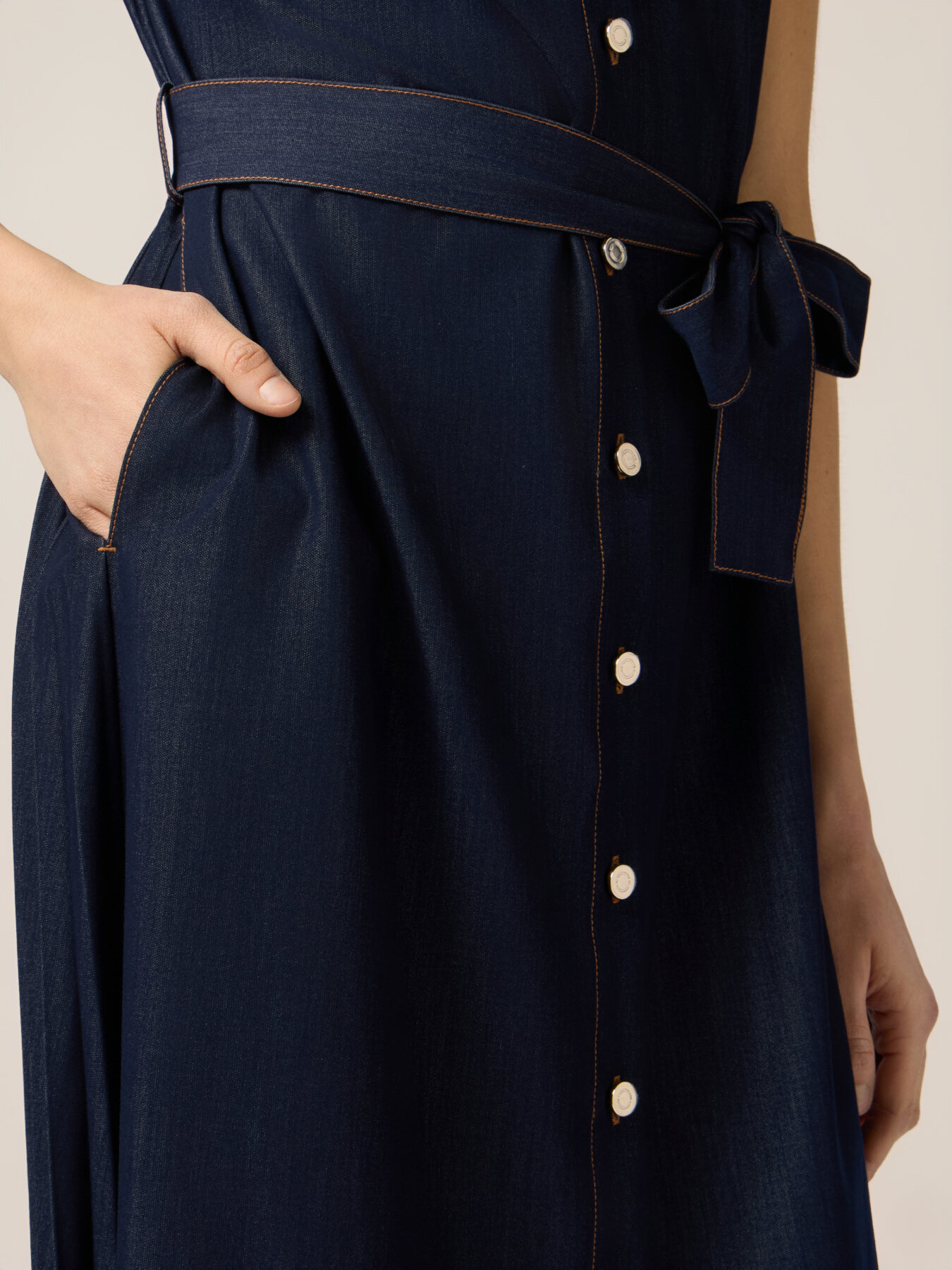 Langes Hemdblusenkleid in Denim-Optik image number 2