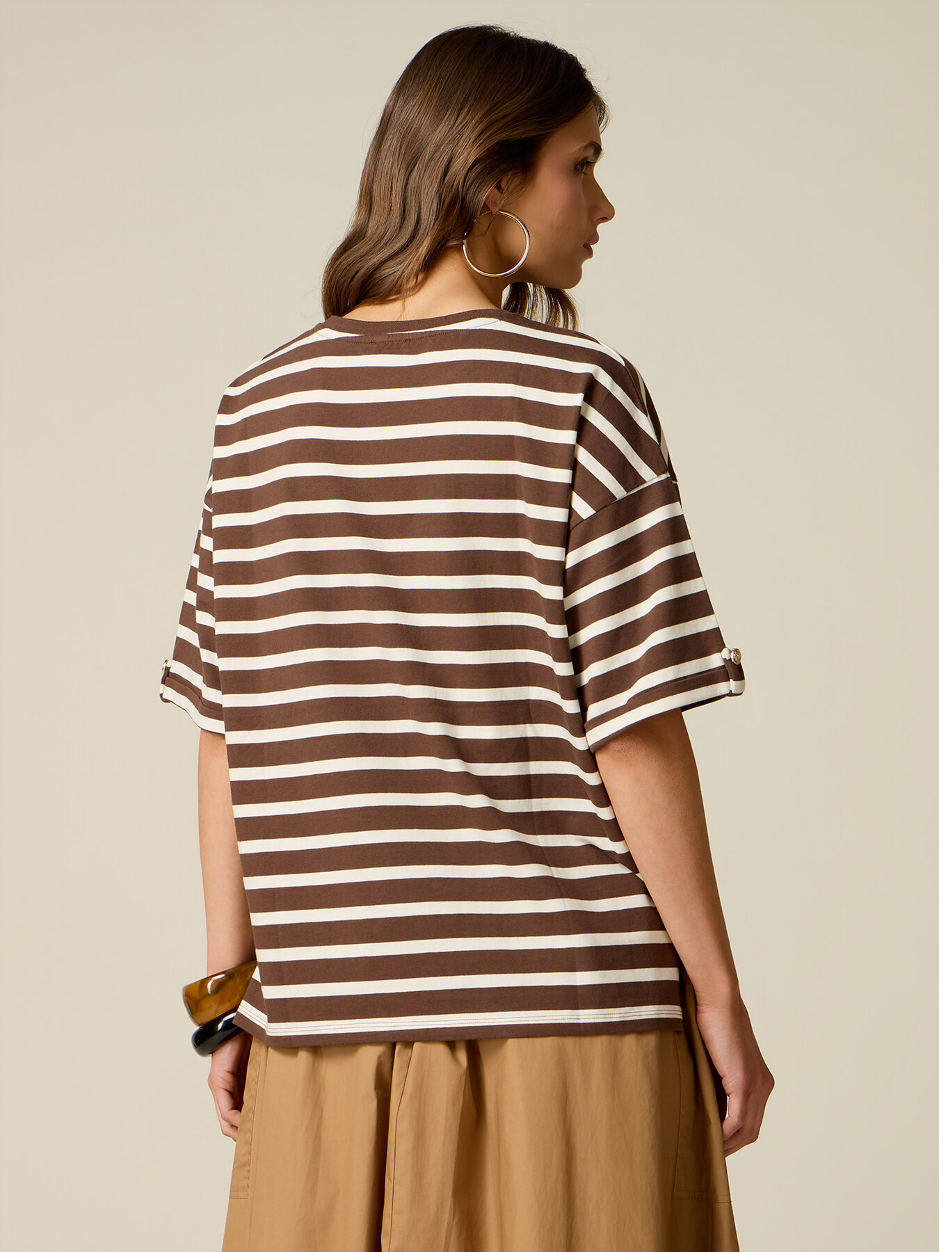 T-shirt over a righe image number 1
