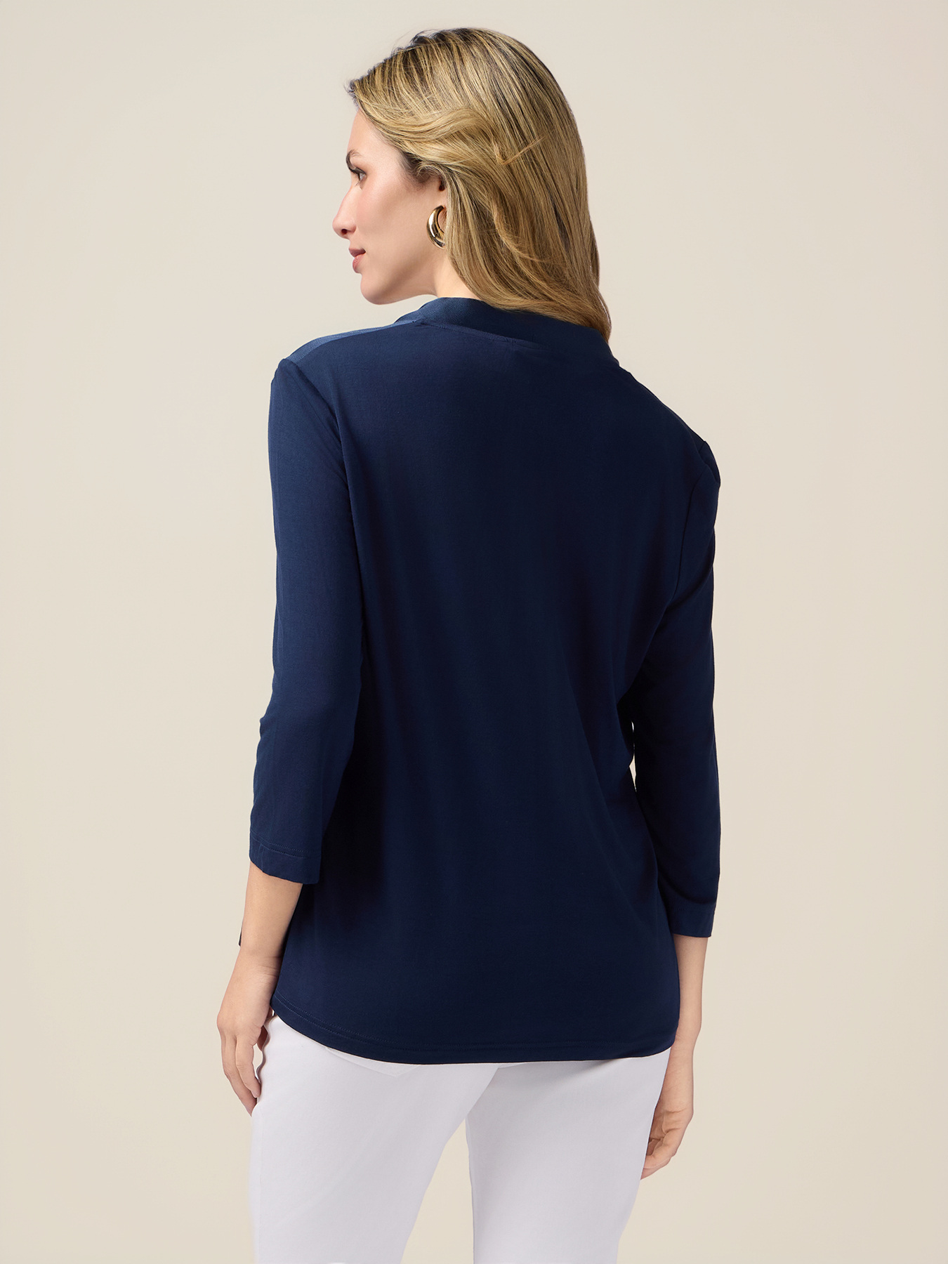 T-shirt bimaterica con scollo a V image number 1