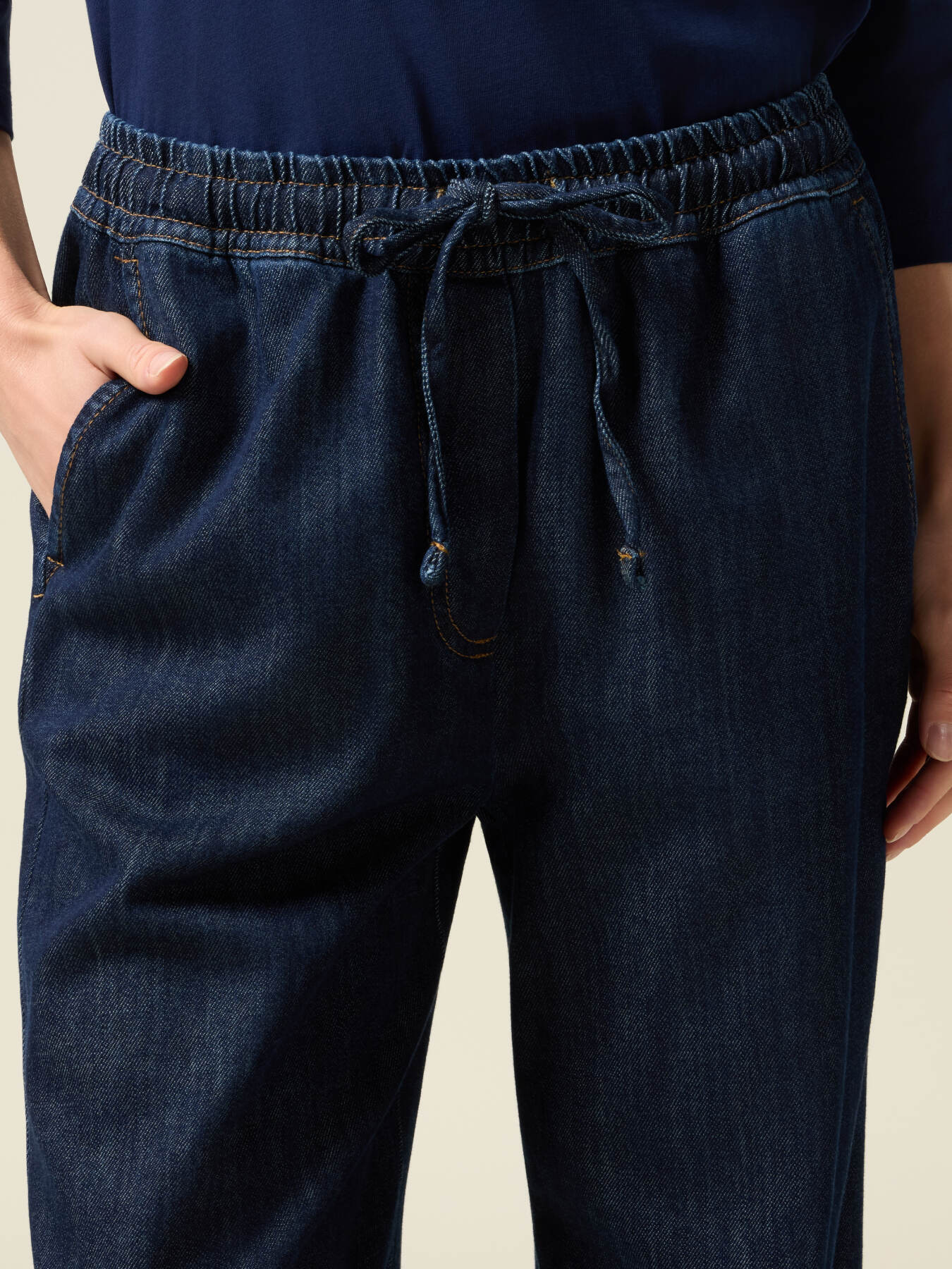 Pantalones vaqueros joggers image number 2