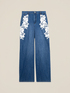 Jeans palazzo con bordados decorativos image number 4