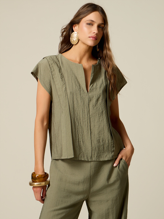 Blouse with short kimono sleeves