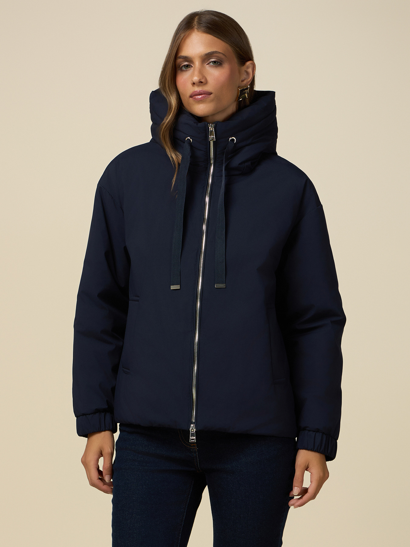 Glatte Daunenjacke mit Kapuze image number 0
