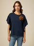 Camiseta con broche en forma de flor image number 0