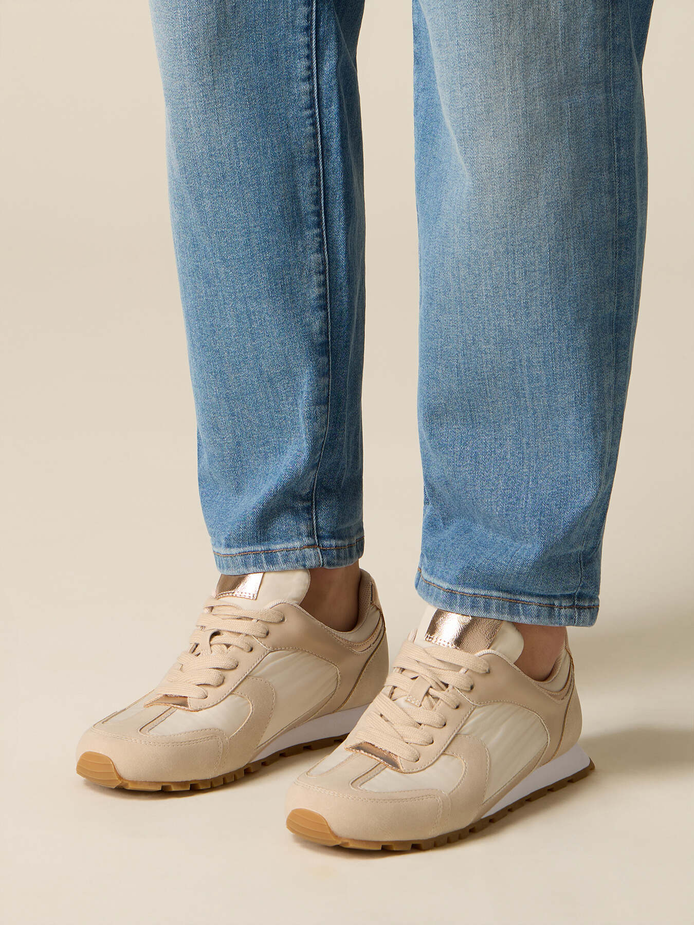 Sneaker aus kombinierten Materialien image number 0