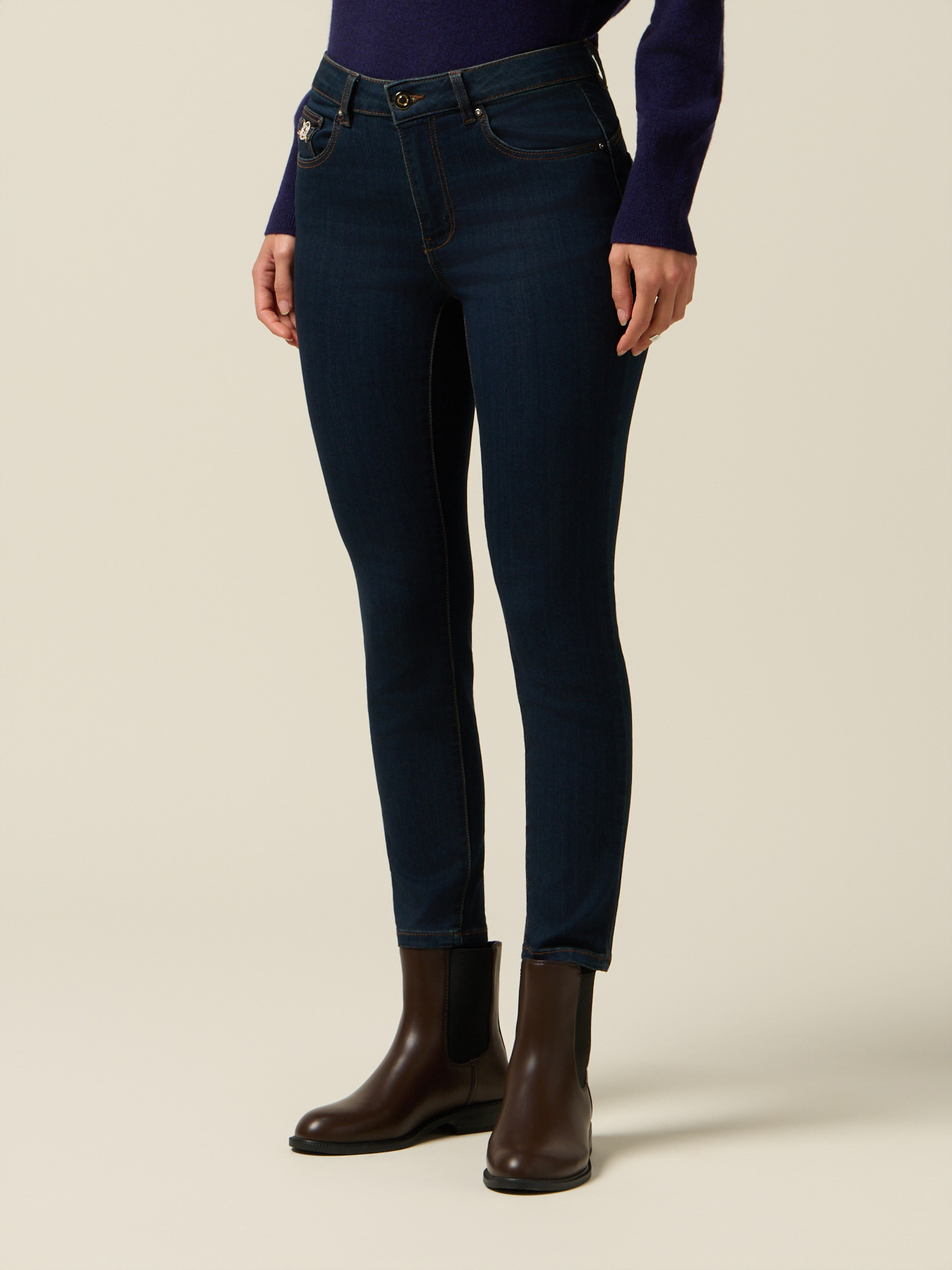 Jeans skinny en denim con detalle de hebilla image number 3