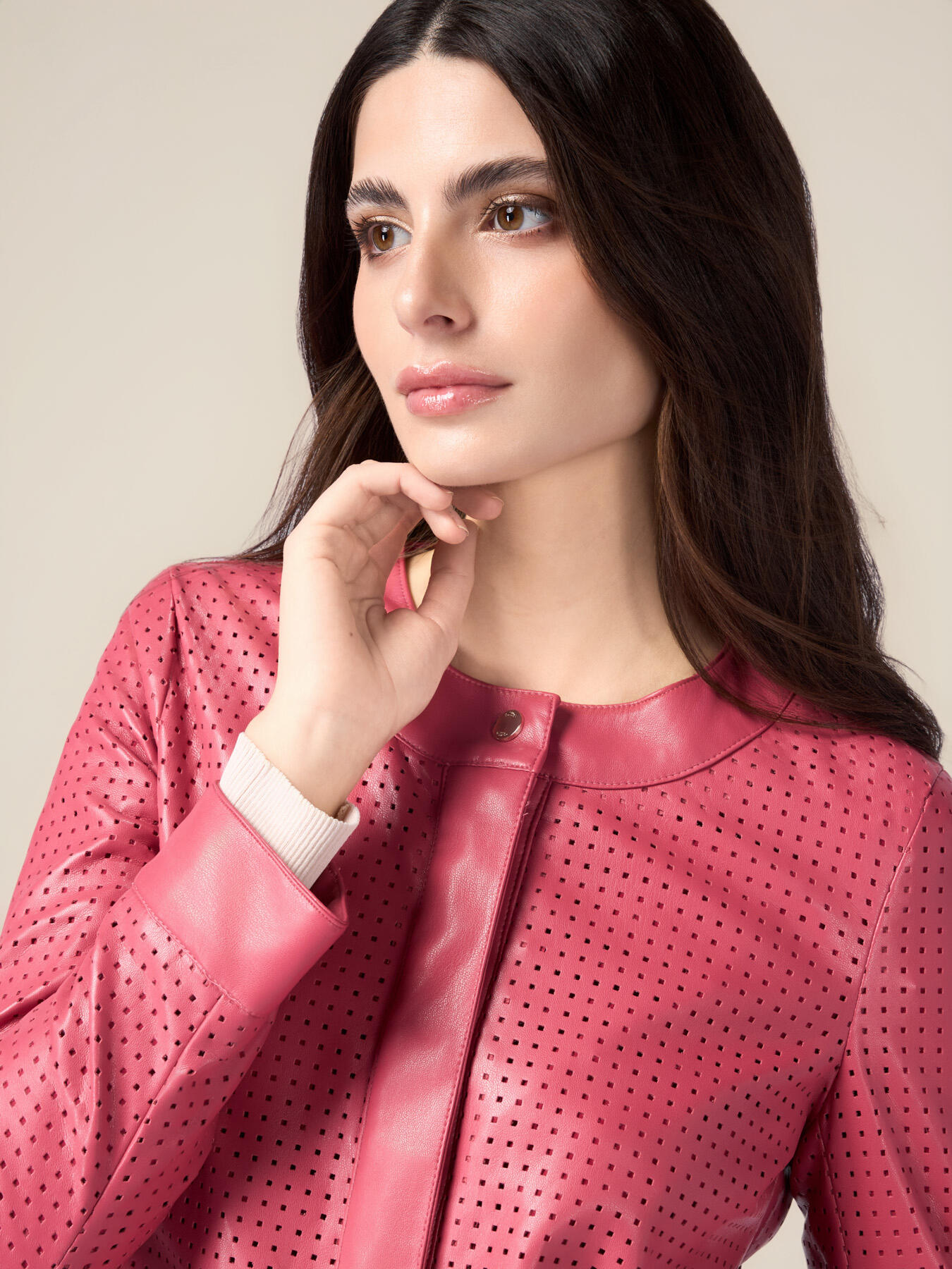 Chaqueta corta perforada image number 2