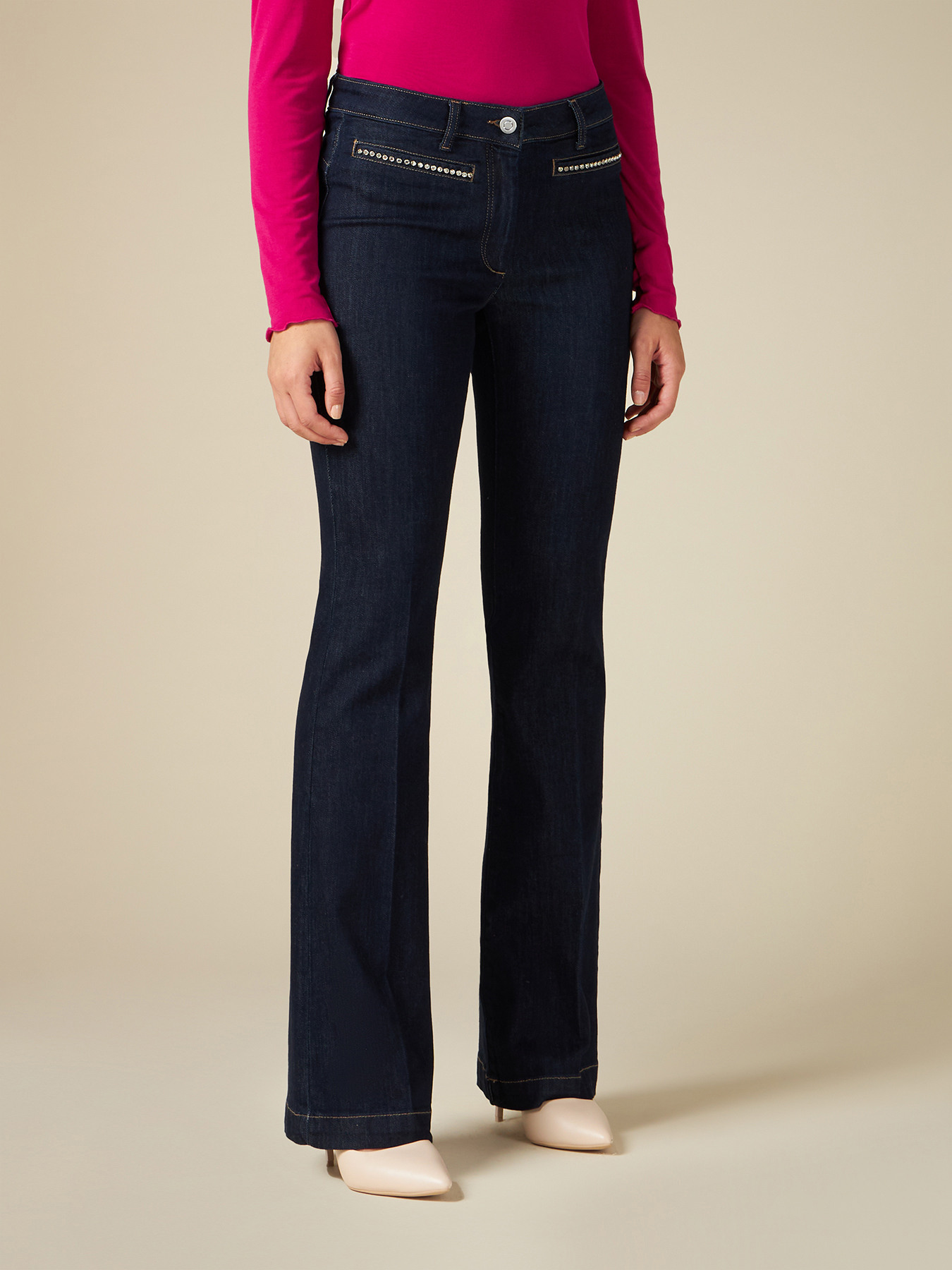 Jeans flared blu rinse con dettagli gioiello image number 3