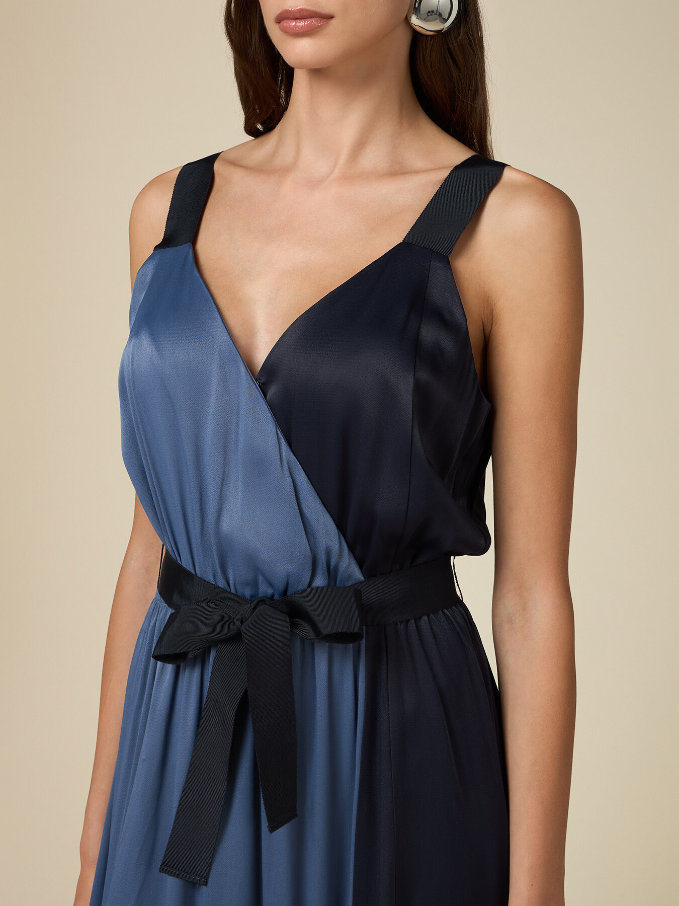 Zweifarbiges Kleid aus Viskosesatin image number 2