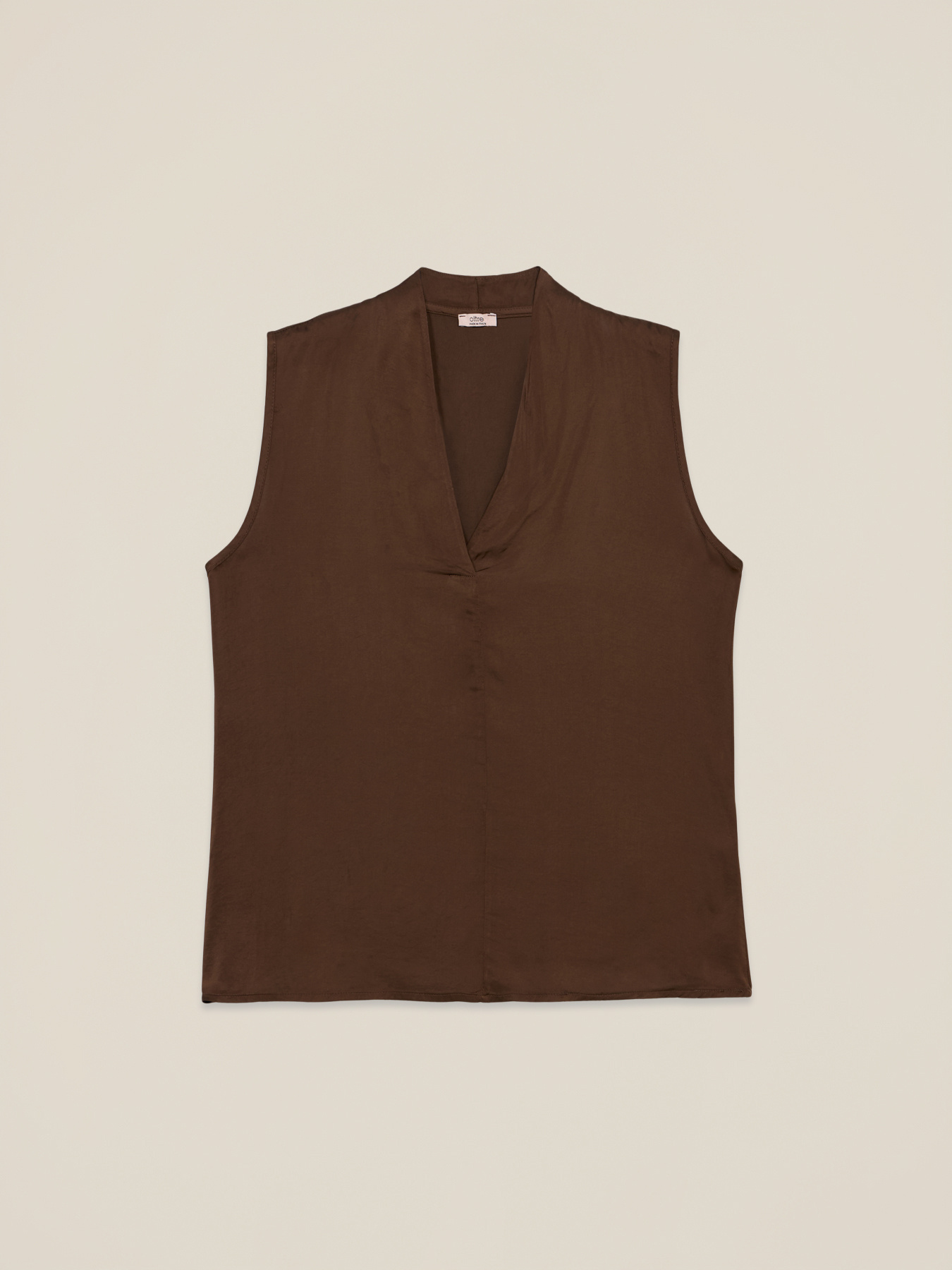 Blusa de sat&eacute;n con escote en V image number 3