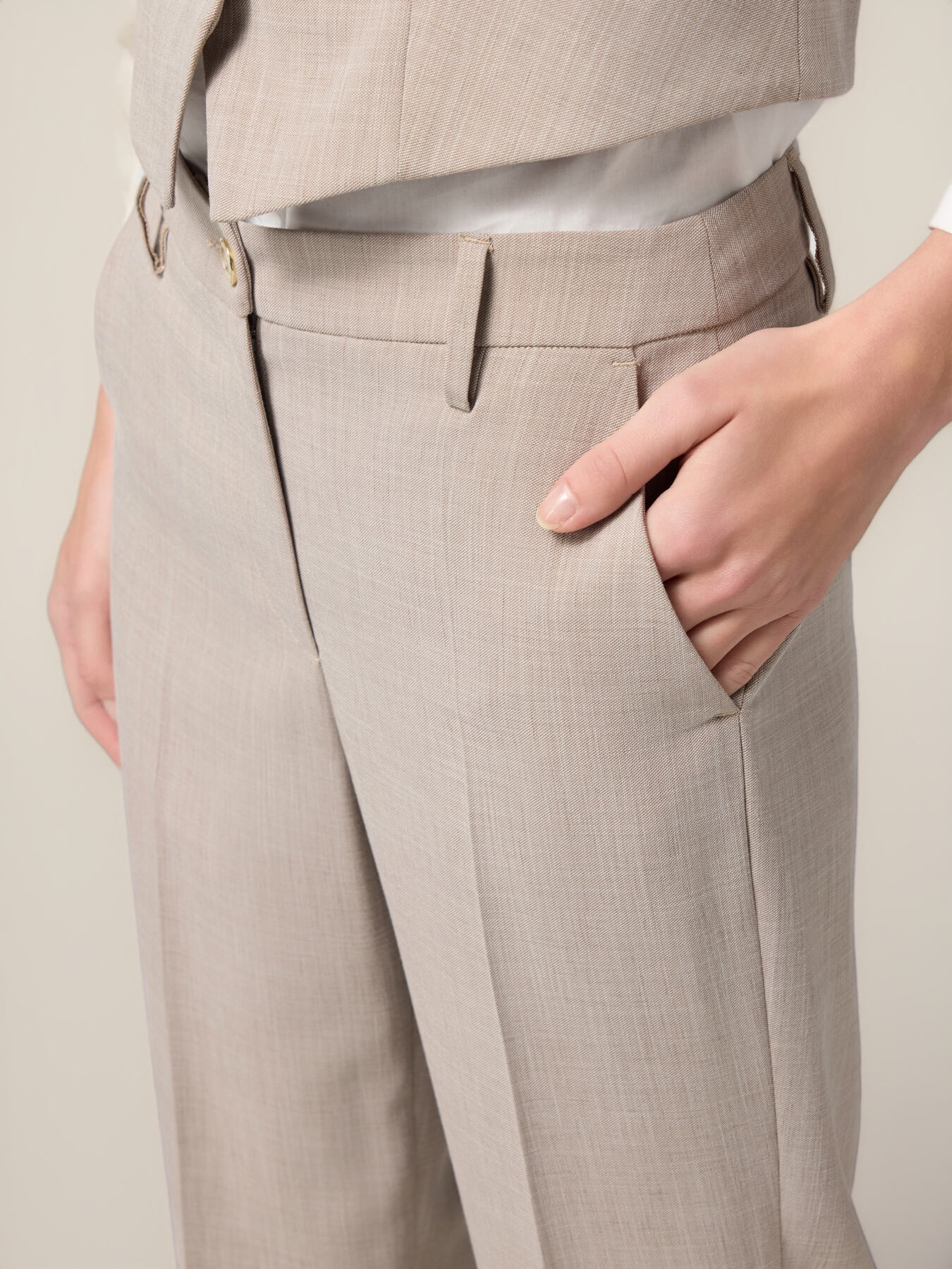 Pantalon cigarette en tissu fluide image number 2