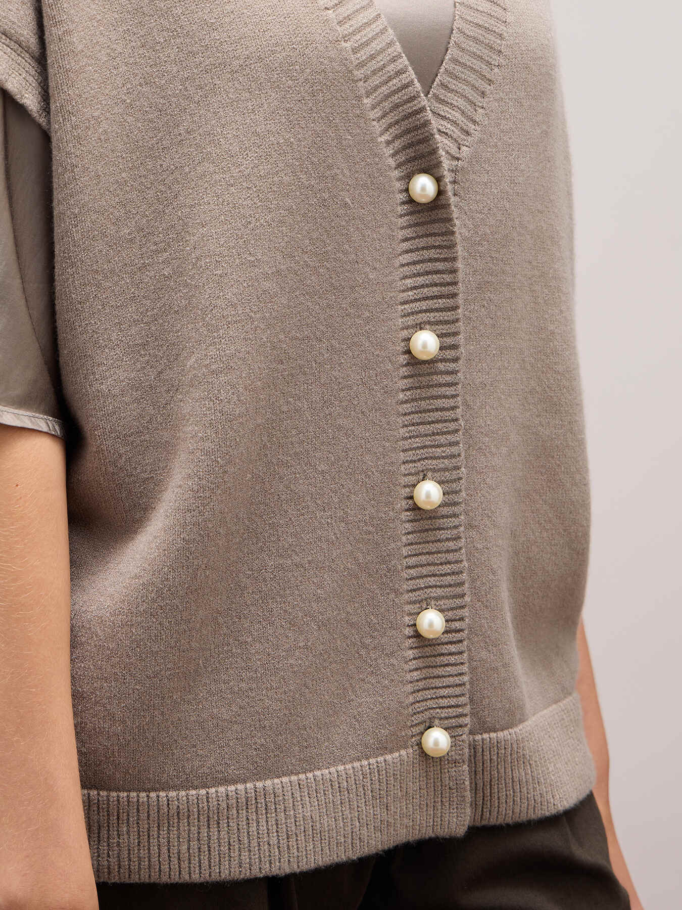 Cardigan gilet over image number 3