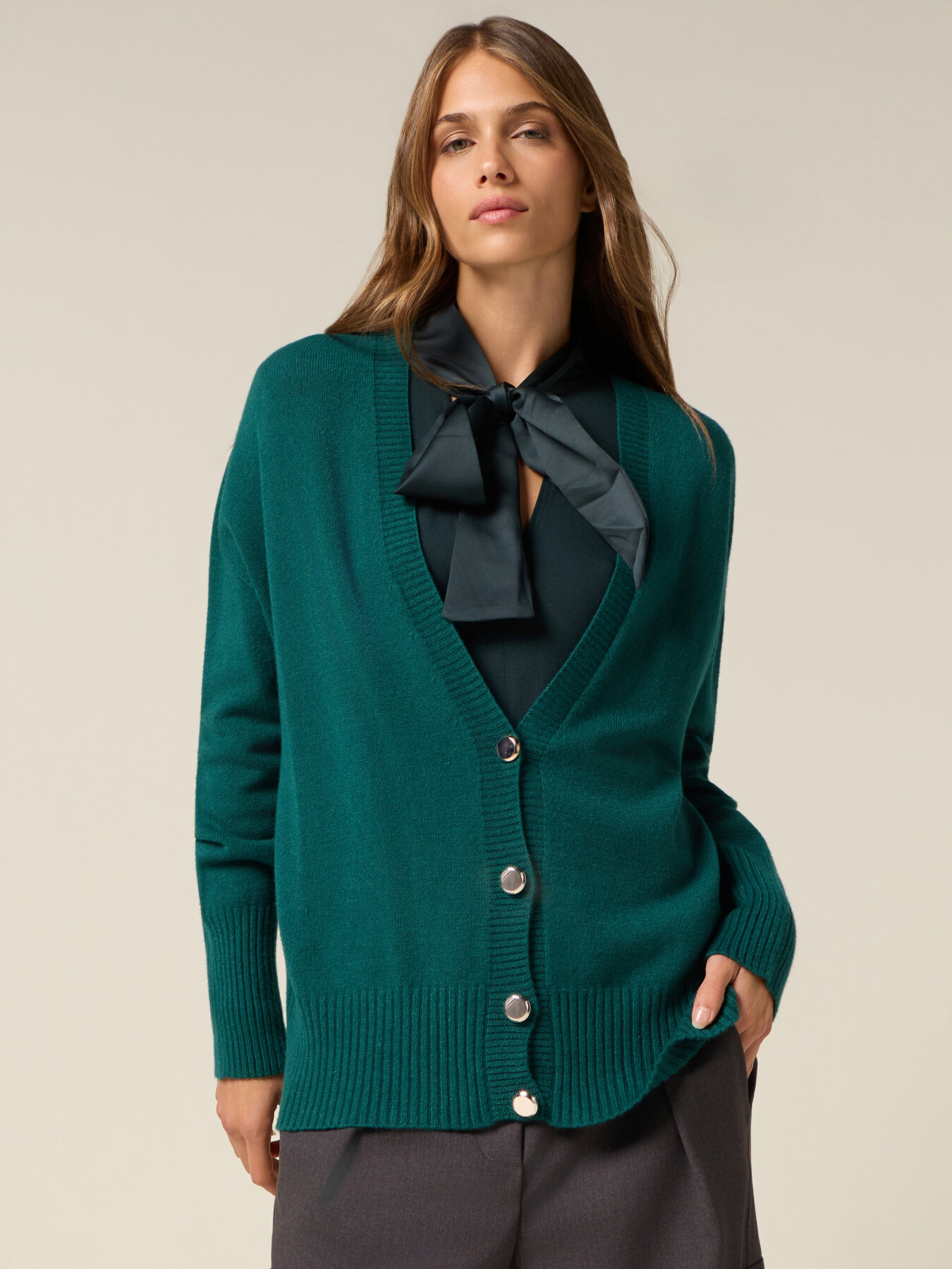 Cardigan col V avec boutons dor&eacute;s image number 0