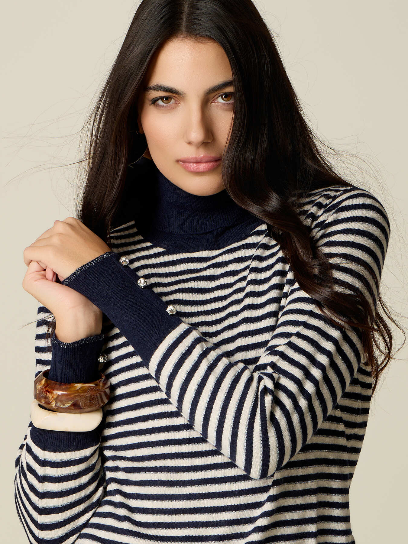 Rollkragenpullover mit Streifenmuster aus Cashmere-Mix mit Juwelenkn&ouml;pfen image number 2