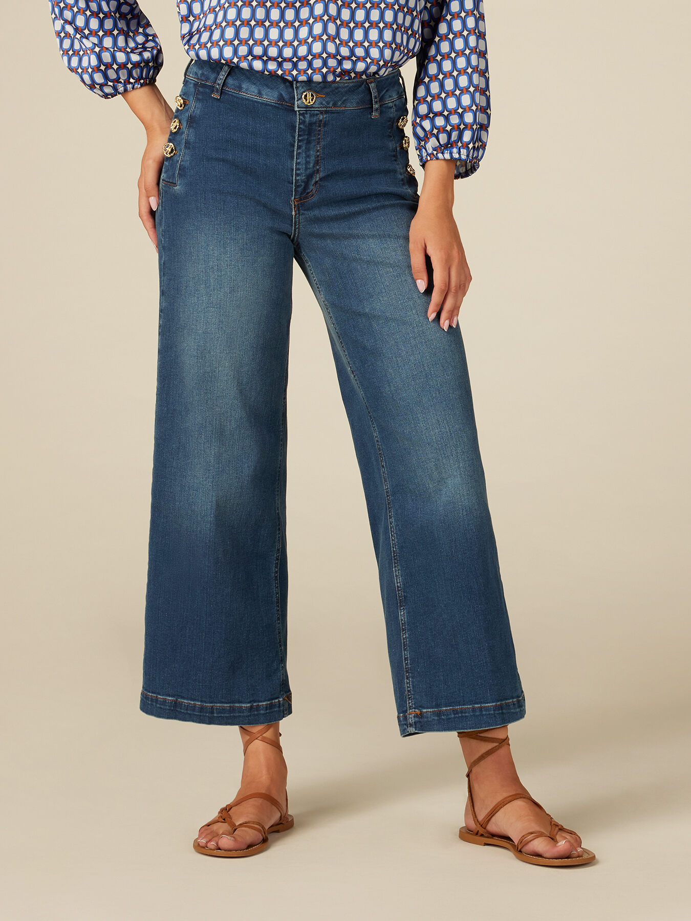 Jeans cropped con dettaglio di bottoni image number 3