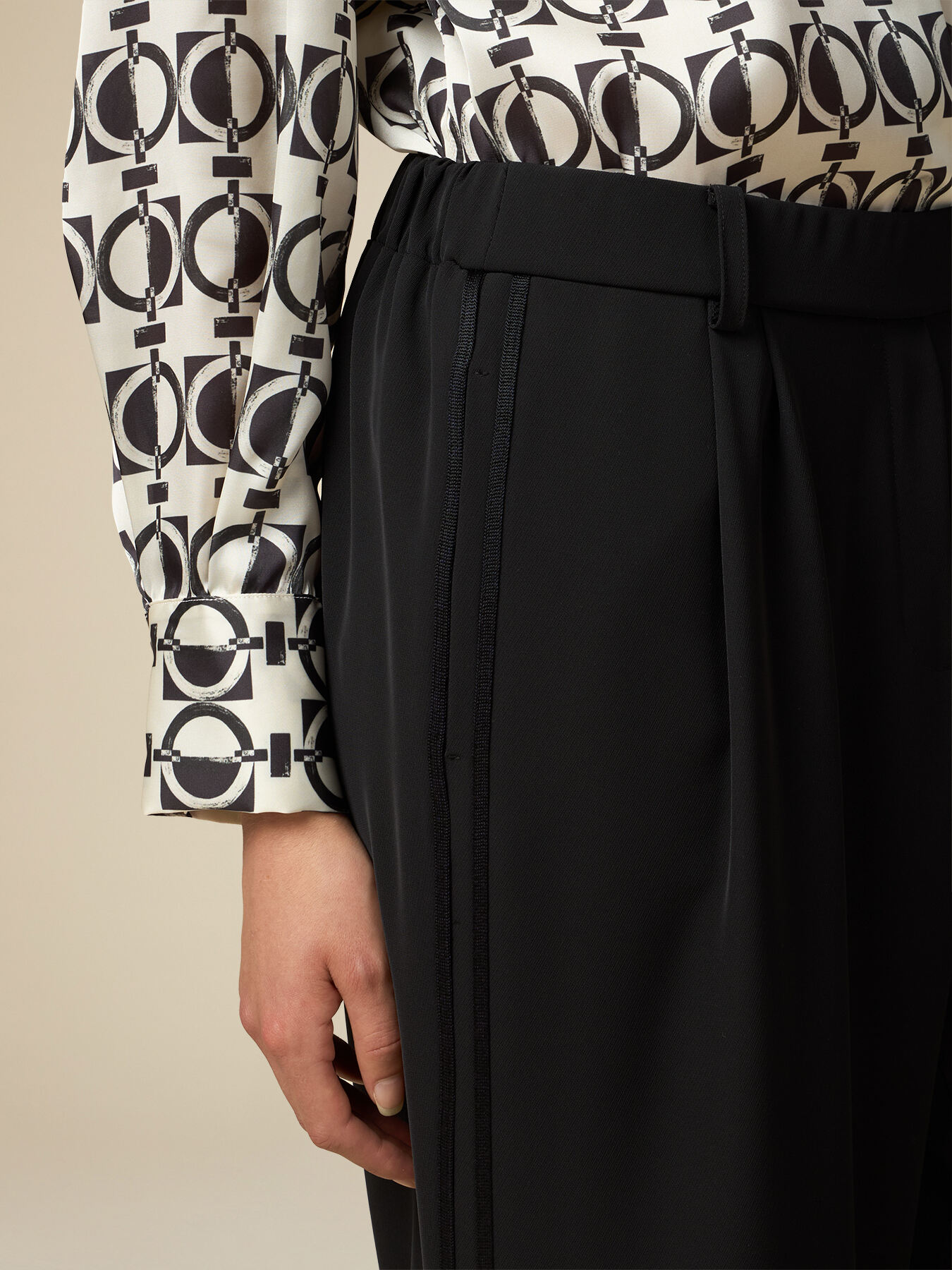 Pantalones vaporosos con cinta lateral image number 2