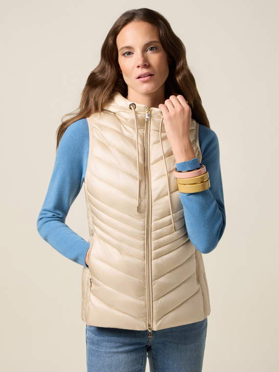Lightweight sleeveless down jacket with hood