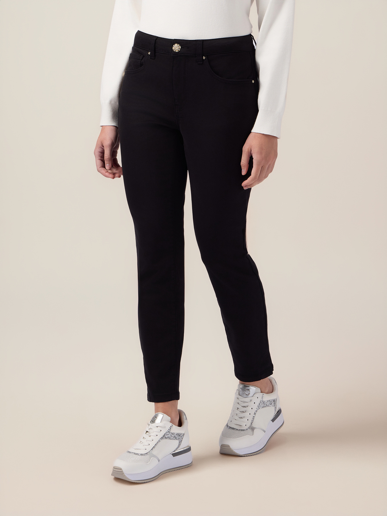 Skinny pants in cotton and Tencel with jewel button image number 3