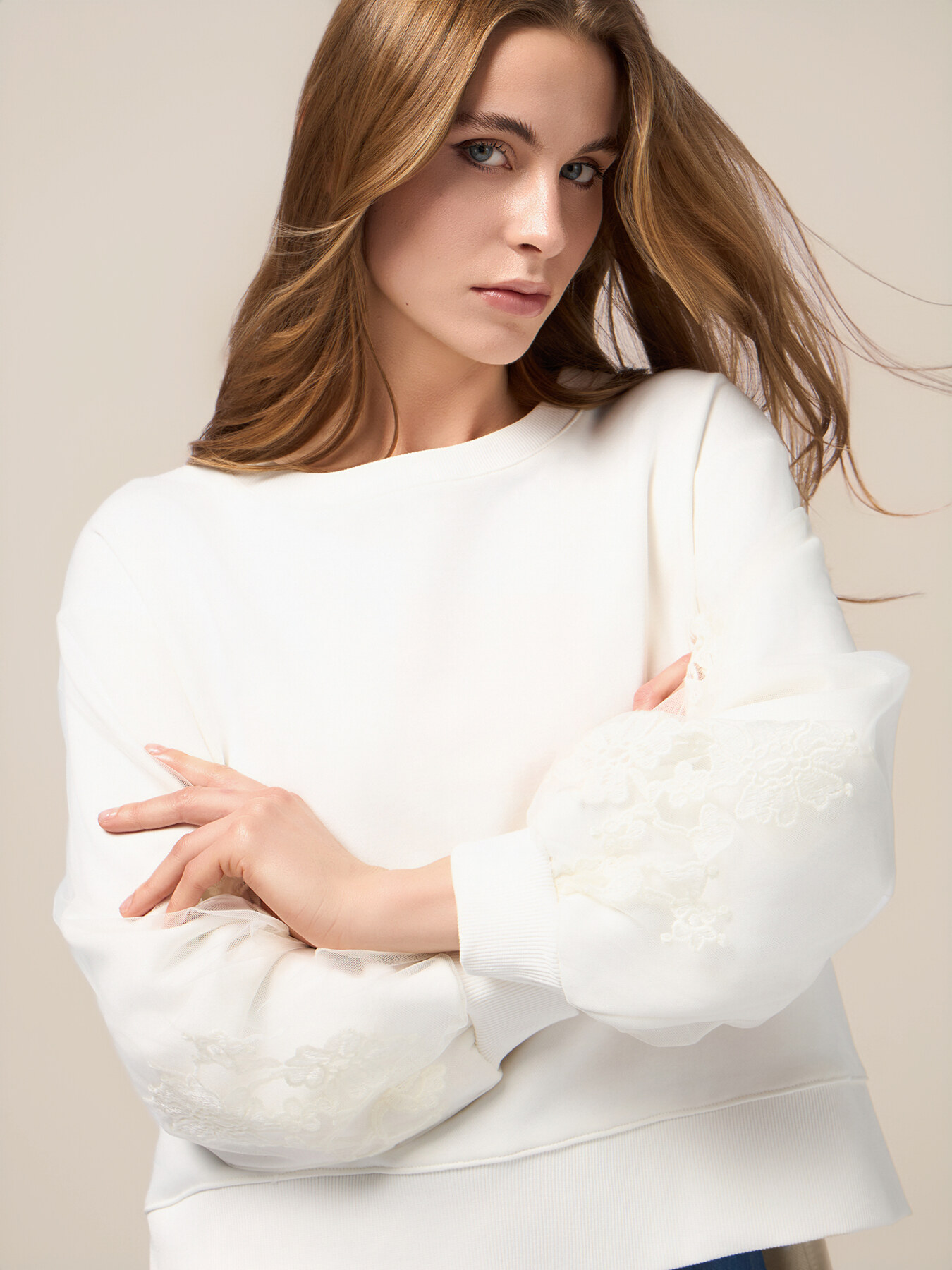 Sweat-shirt ferm&eacute; avec broderies sur les manches image number 2