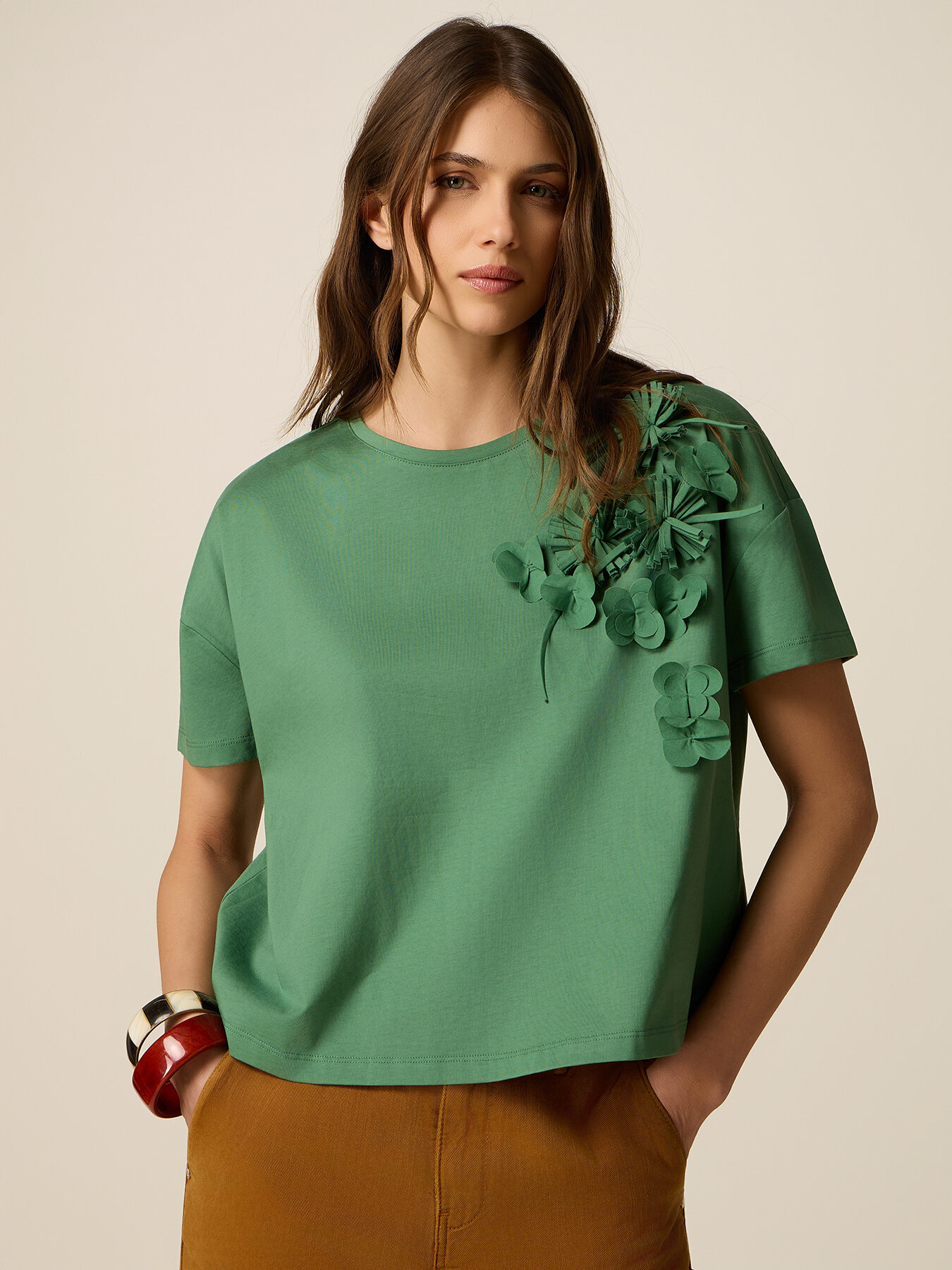 T-shirt with floral appliqu&eacute;s image number 0