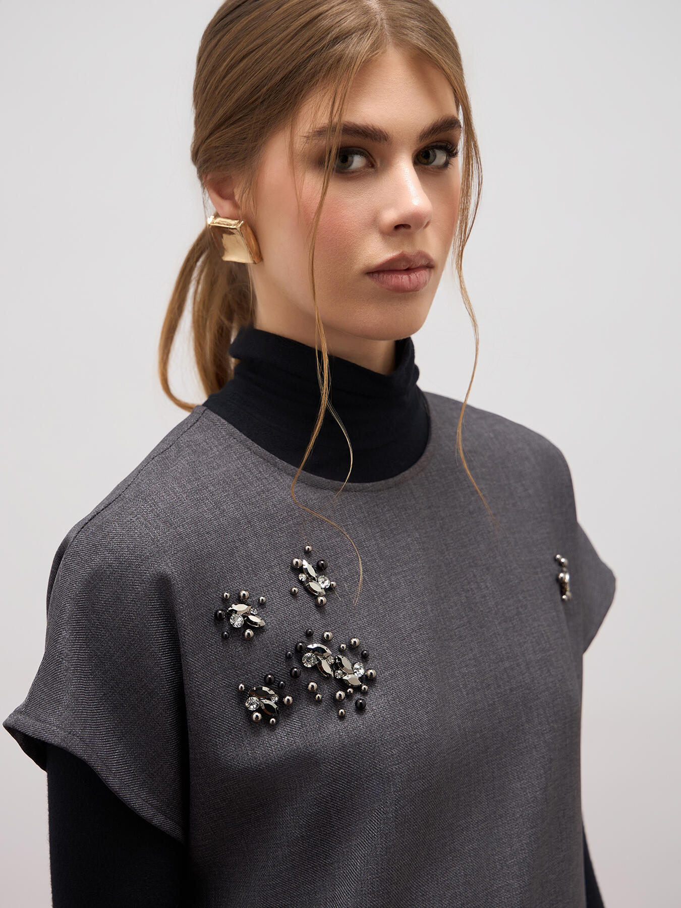 Flannel dress with stones image number 2