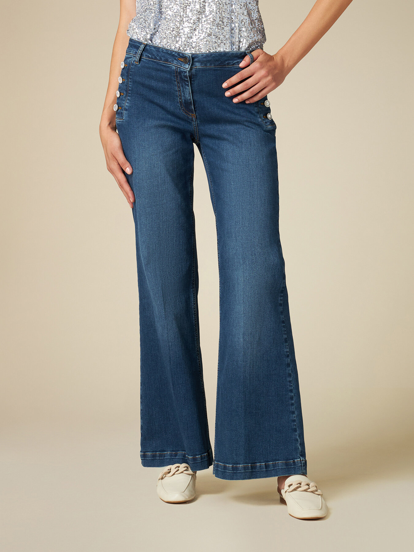 Jeans flared eco-friendly con bottoni gioiello image number 3