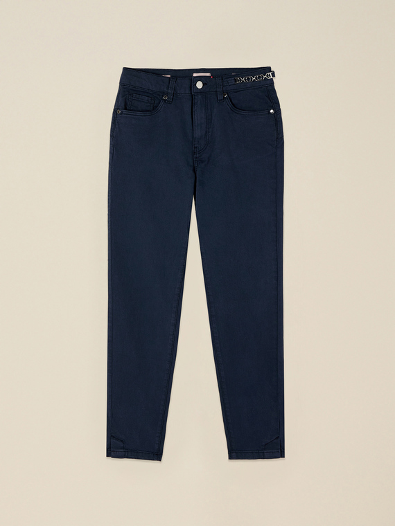 Pantaloni skinny con catena metallica