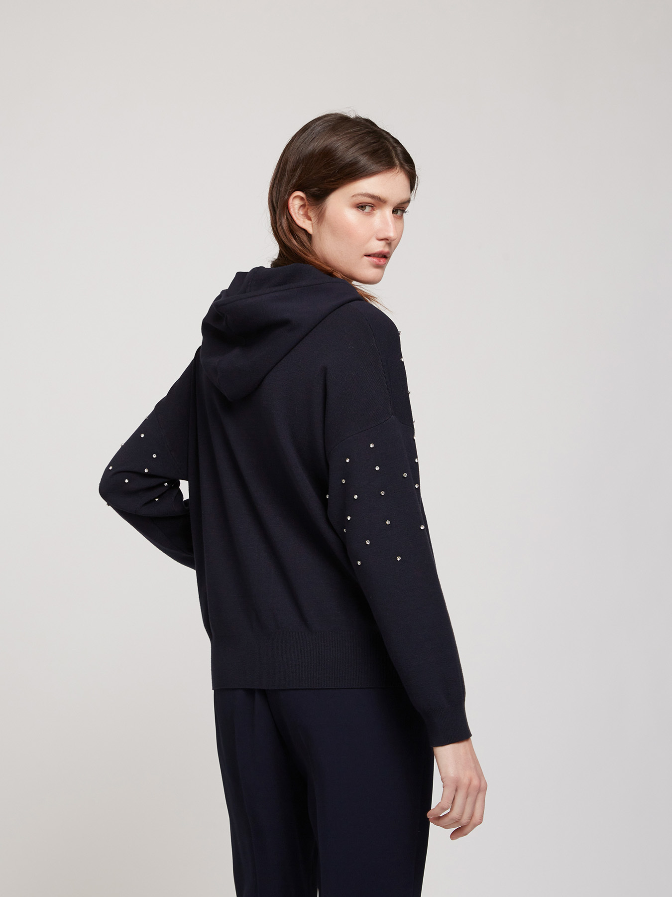 Maglia con cappuccio e castoni image number 2