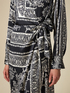 Vestido de portafolio en raso estampado image number 2