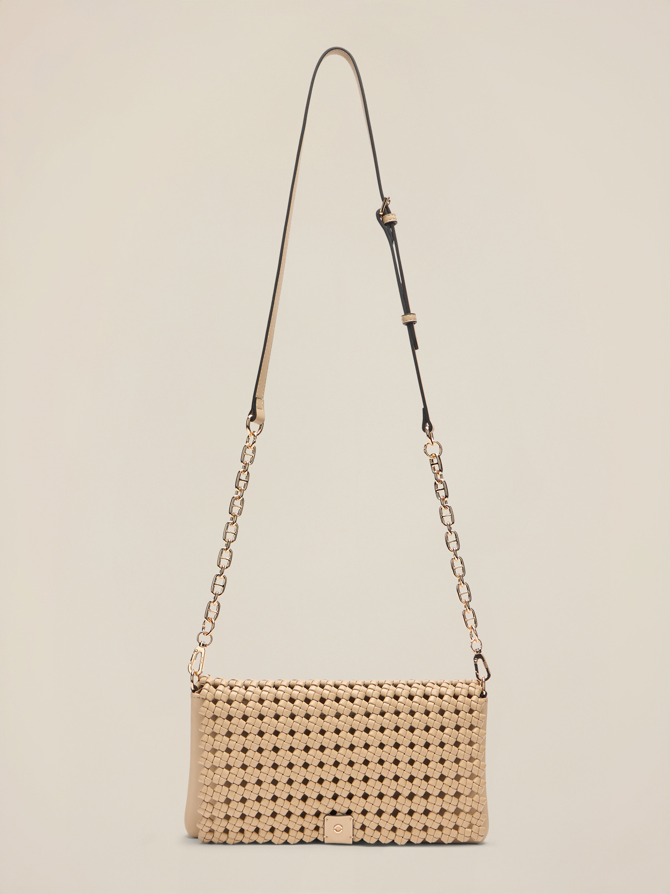 Clutch trenzado con detalle met&aacute;lico image number 1