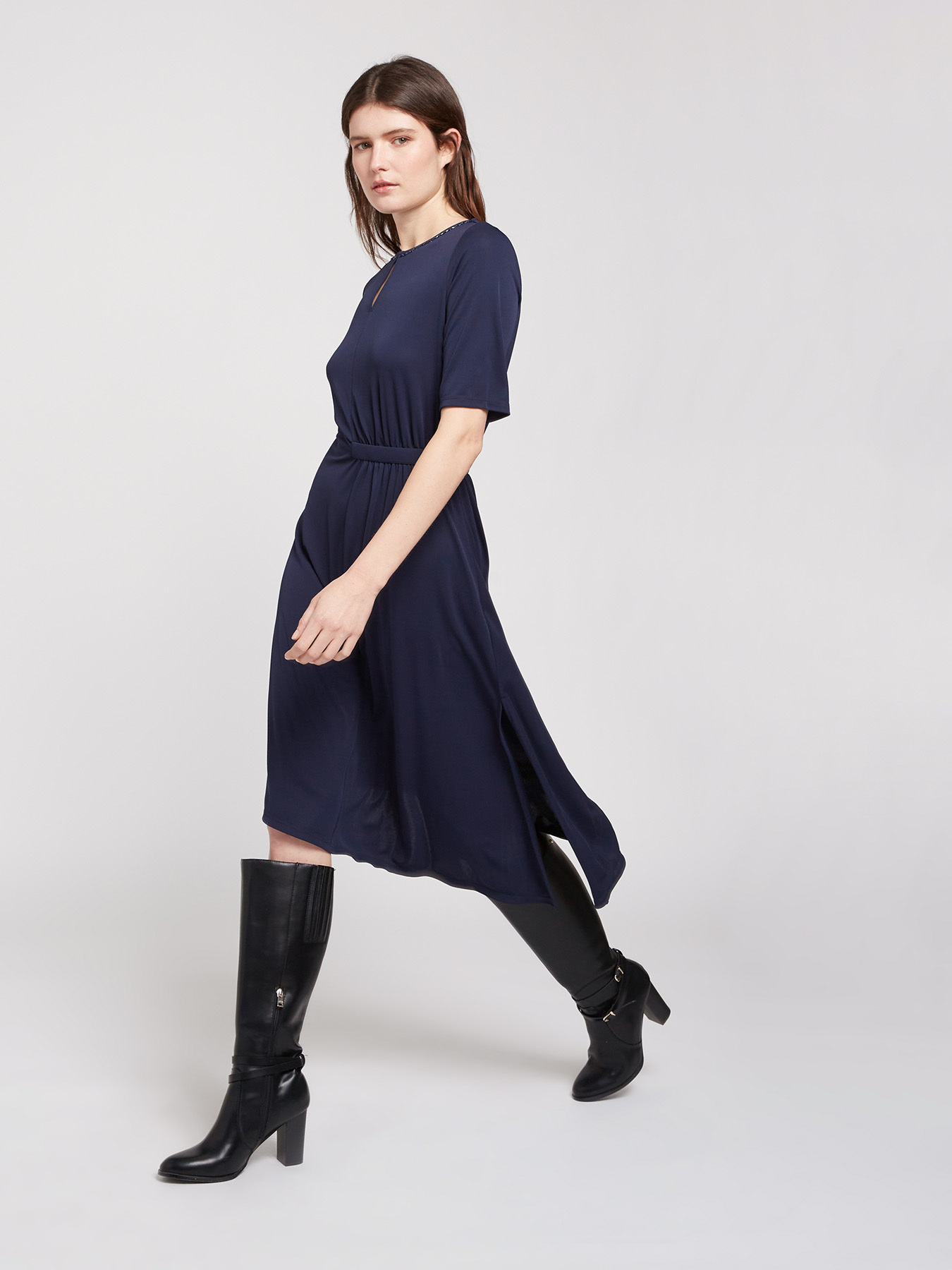 Short-sleeved dress with beads image number 0