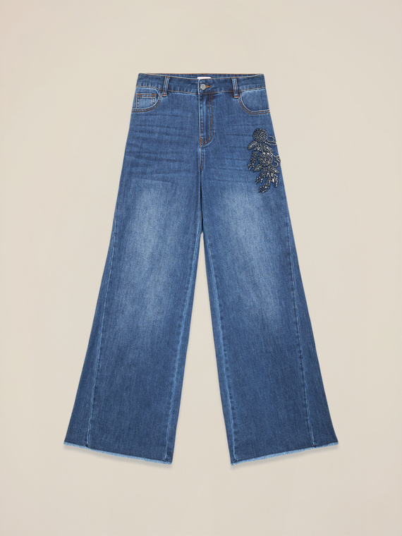 Jeans palazzo con parches de joyer&iacute;a