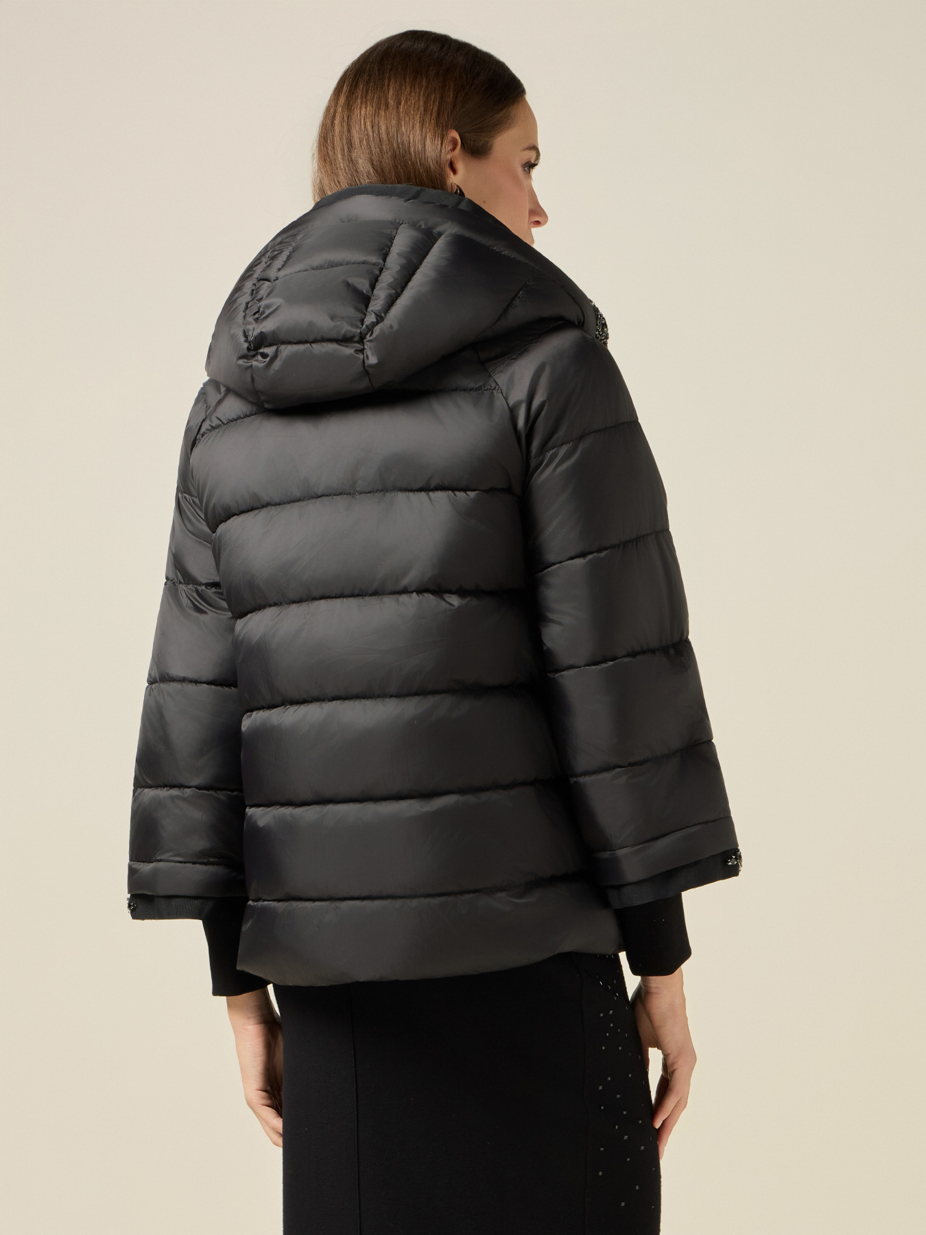 Kurze Daunenjacke mit Schmuckprofilen image number 1