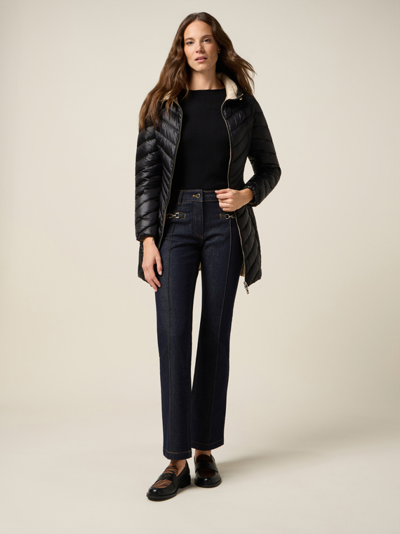 Jeans regulares con cadenas met&aacute;licas