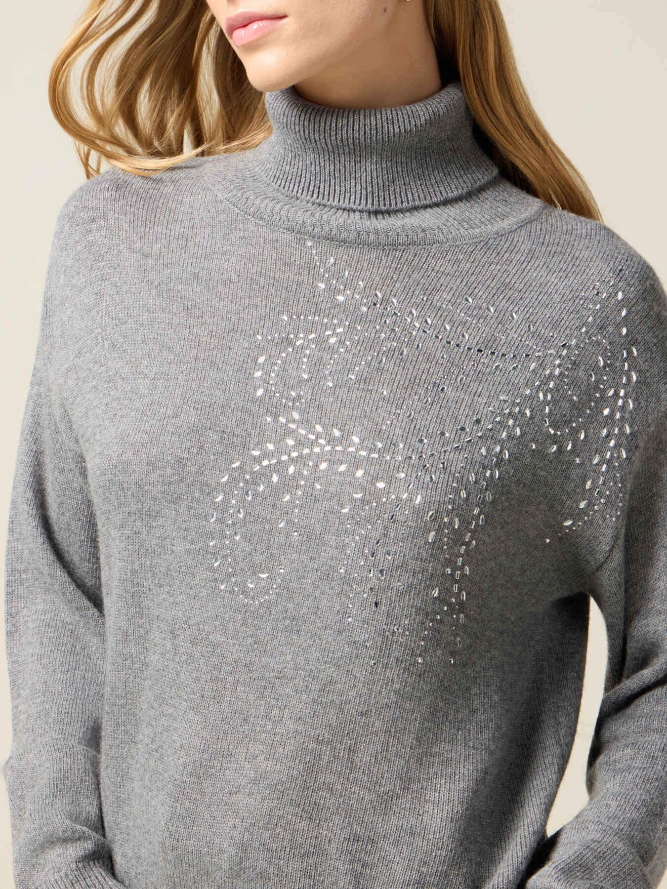 Pull &agrave; col roul&eacute; en m&eacute;lange cachemire avec strass image number 2