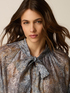 Gemusterte Bluse mit Schleife image number 2