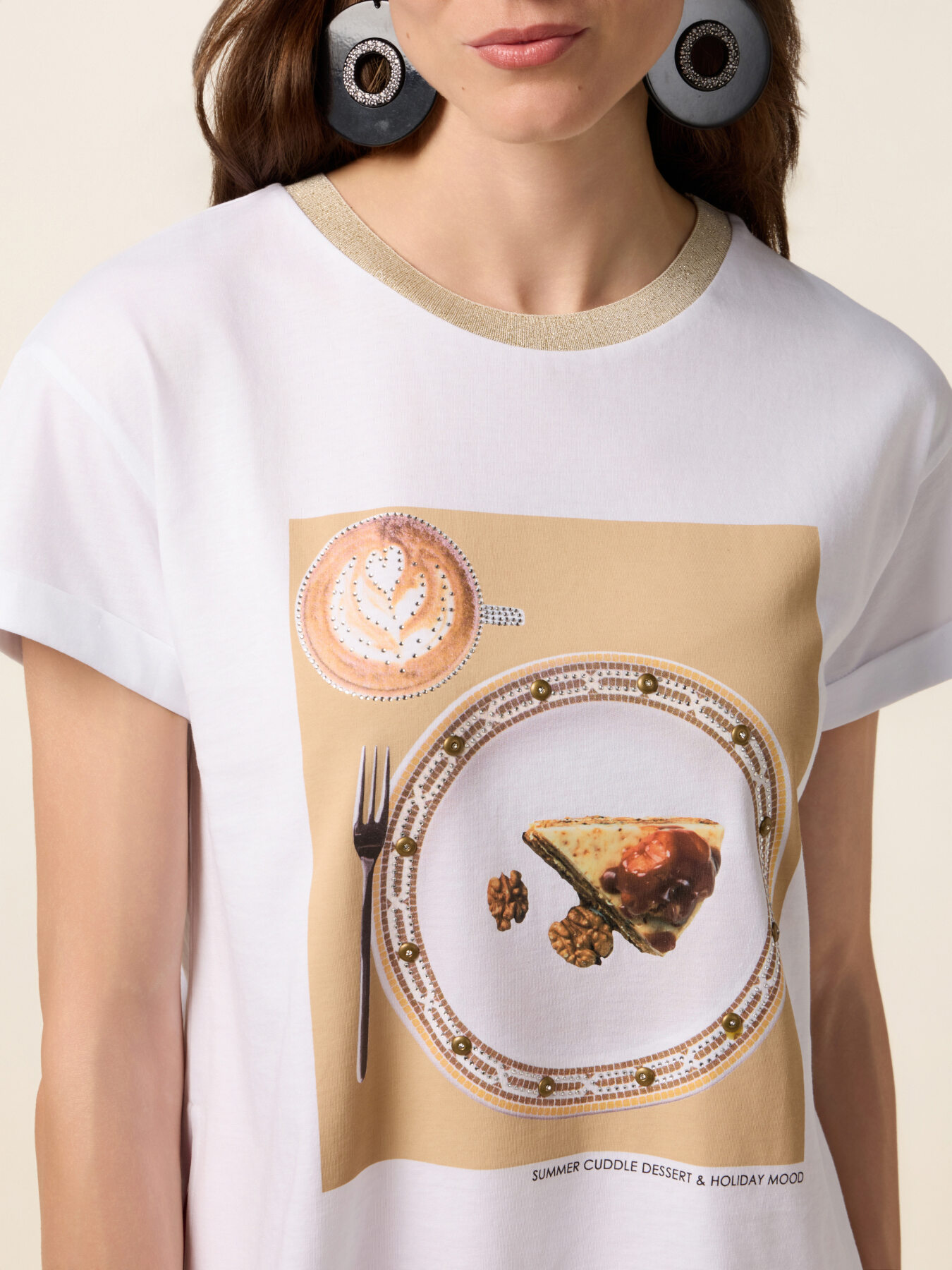 Camiseta con estampado y aplicaciones image number 2